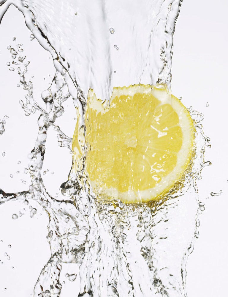 Beber agua templada con limon en ayunas